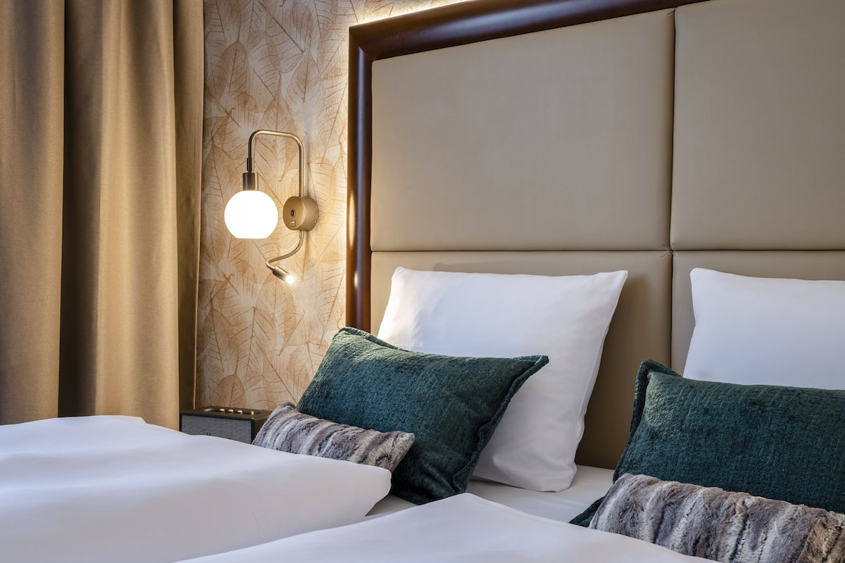 deluxe room, 1 king bed | 1 bedroom, premium bedding, pillow-top beds, in-room safe