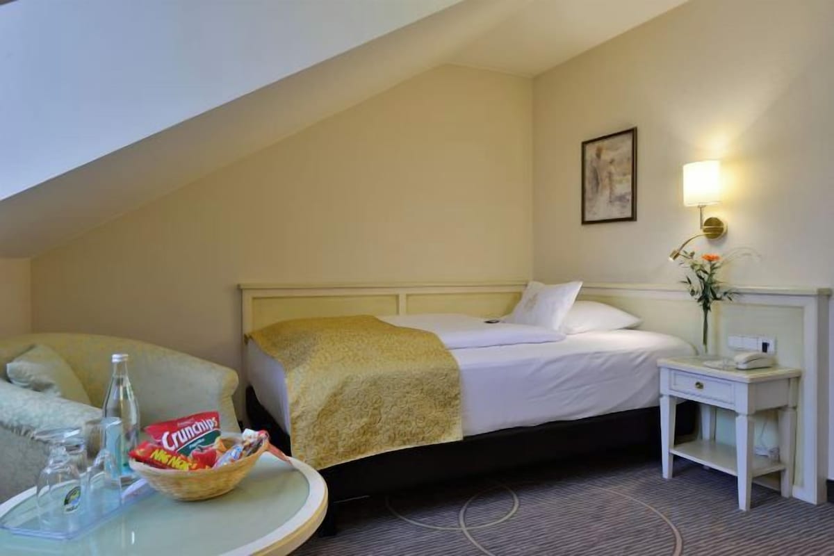 Premium bedding, pillowtop beds, in-room safe, desk