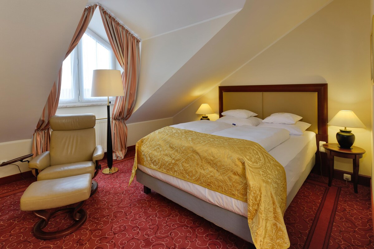 Premium Room, 1 Double Bed | Premium bedding, pillowtop beds, in-room safe, desk