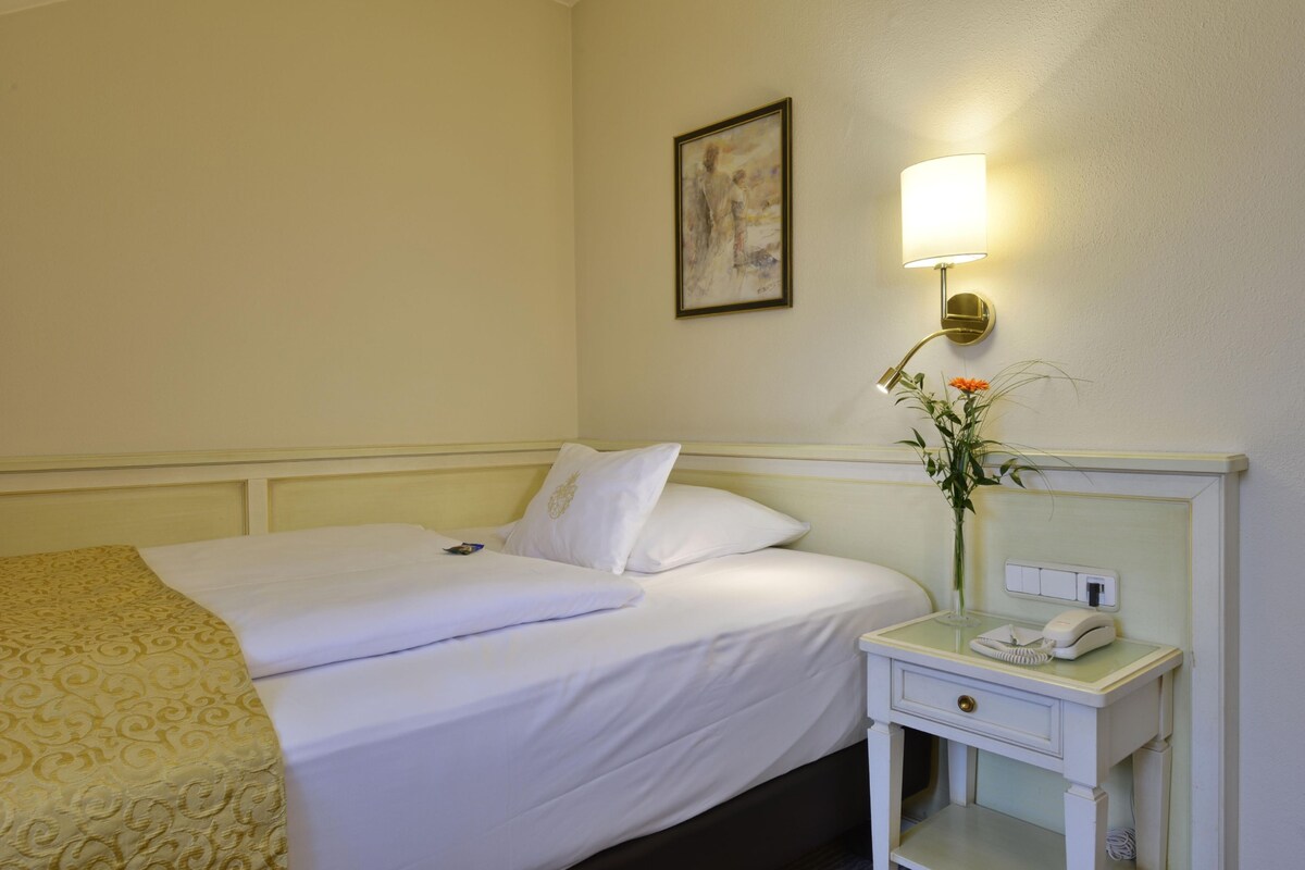 Classic Room, 1 Queen Bed | Premium bedding, pillowtop beds, in-room safe, desk