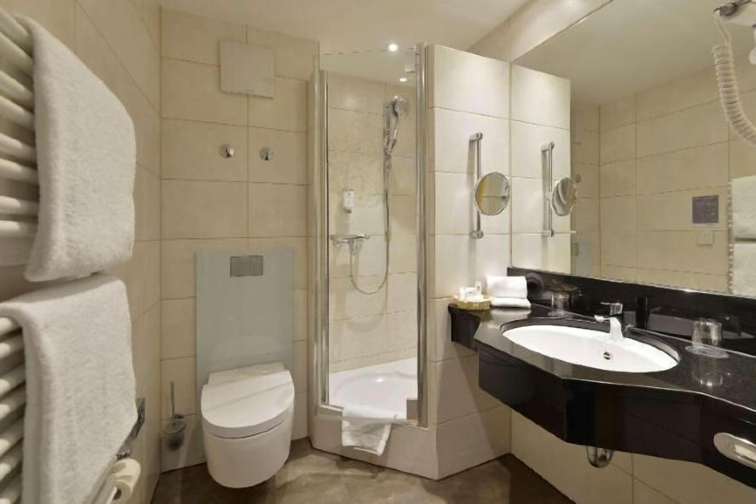 Bad | Dusj, regndusjhode, toalettartikler (inkludert) og hårføner