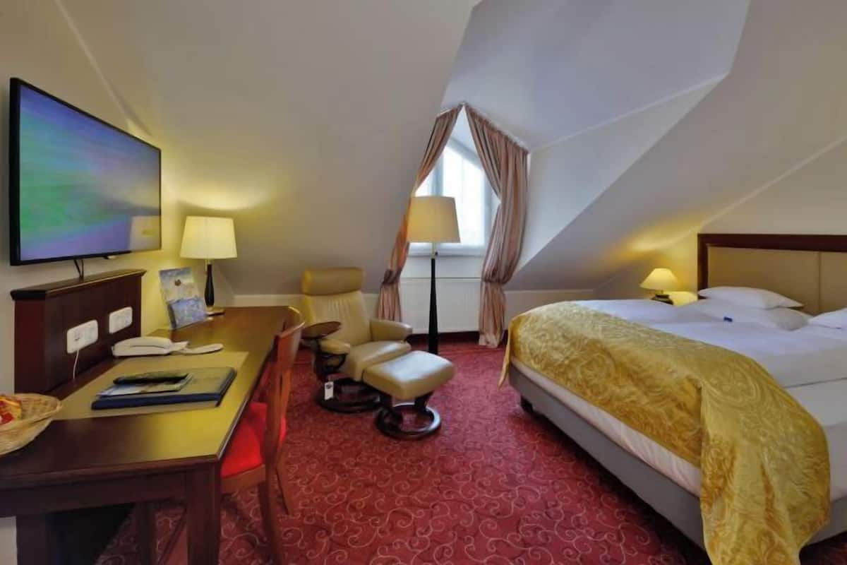 1 bedroom, premium bedding, pillowtop beds, in-room safe
