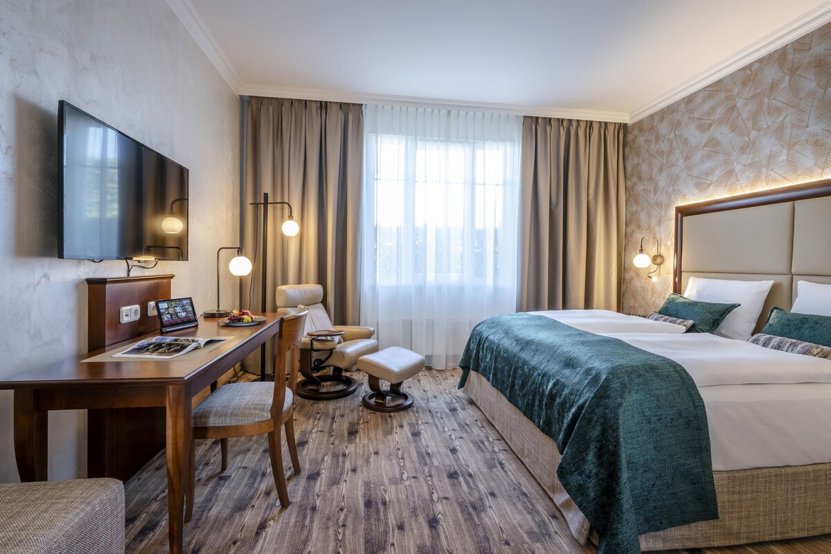 Deluxe Room, 1 King Bed | Premium bedding, pillowtop beds, in-room safe, desk