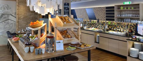 Kontinental frukost varje dag (EUR 21 per person)