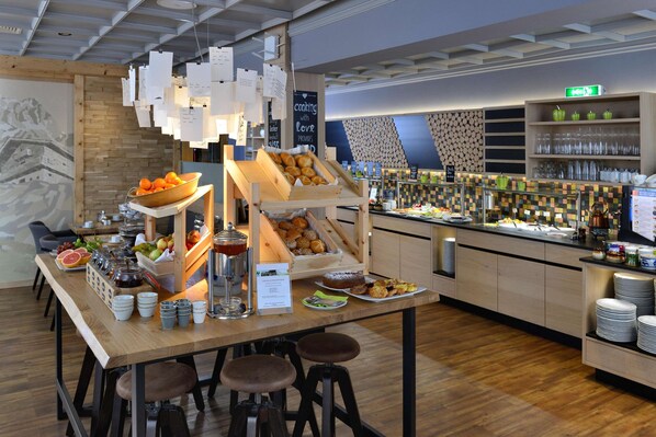 Daily continental breakfast (EUR 21 per person)