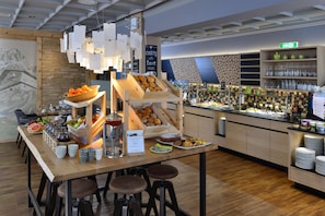 Colazione continentale, servita tutte le mattine (21 EUR a persona)