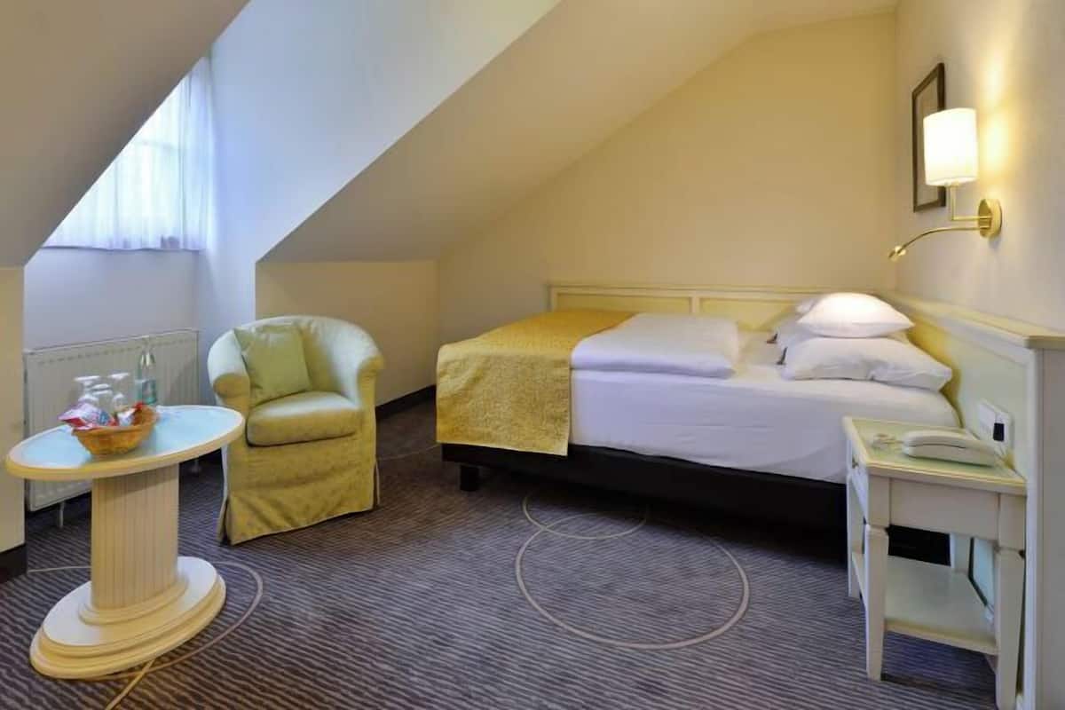 1 bedroom, premium bedding, pillowtop beds, in-room safe
