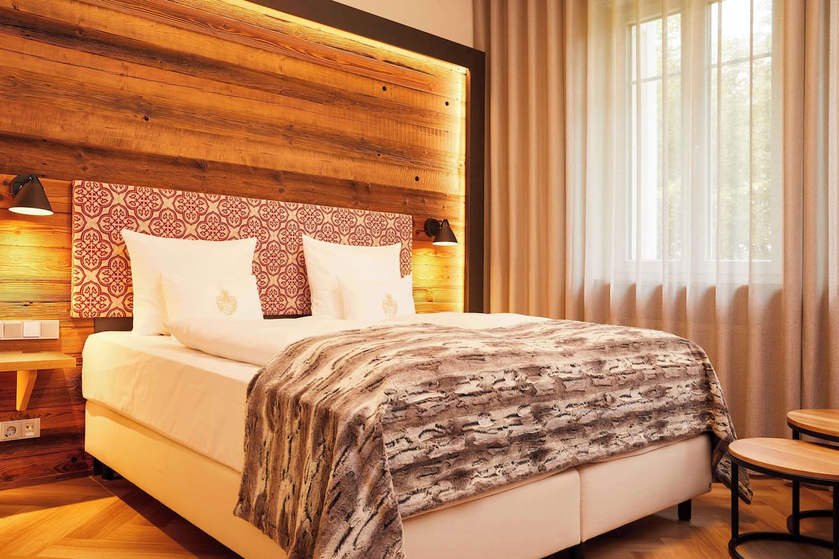 1 bedroom, premium bedding, pillowtop beds, in-room safe