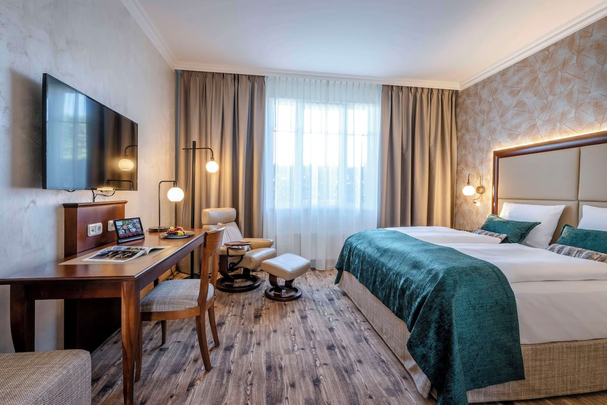 Deluxe Room, 1 King Bed | 1 bedroom, premium bedding, pillowtop beds, in-room safe