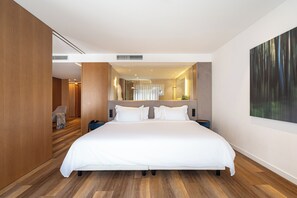 Signature Suite, Balcony | Bar mini, peti besi dalam bilik, meja, langsir/tirai gelap terus 