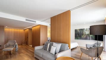 Suite Signature, balcón | Zona de estar | Una televisión de pantalla plana, películas de pago