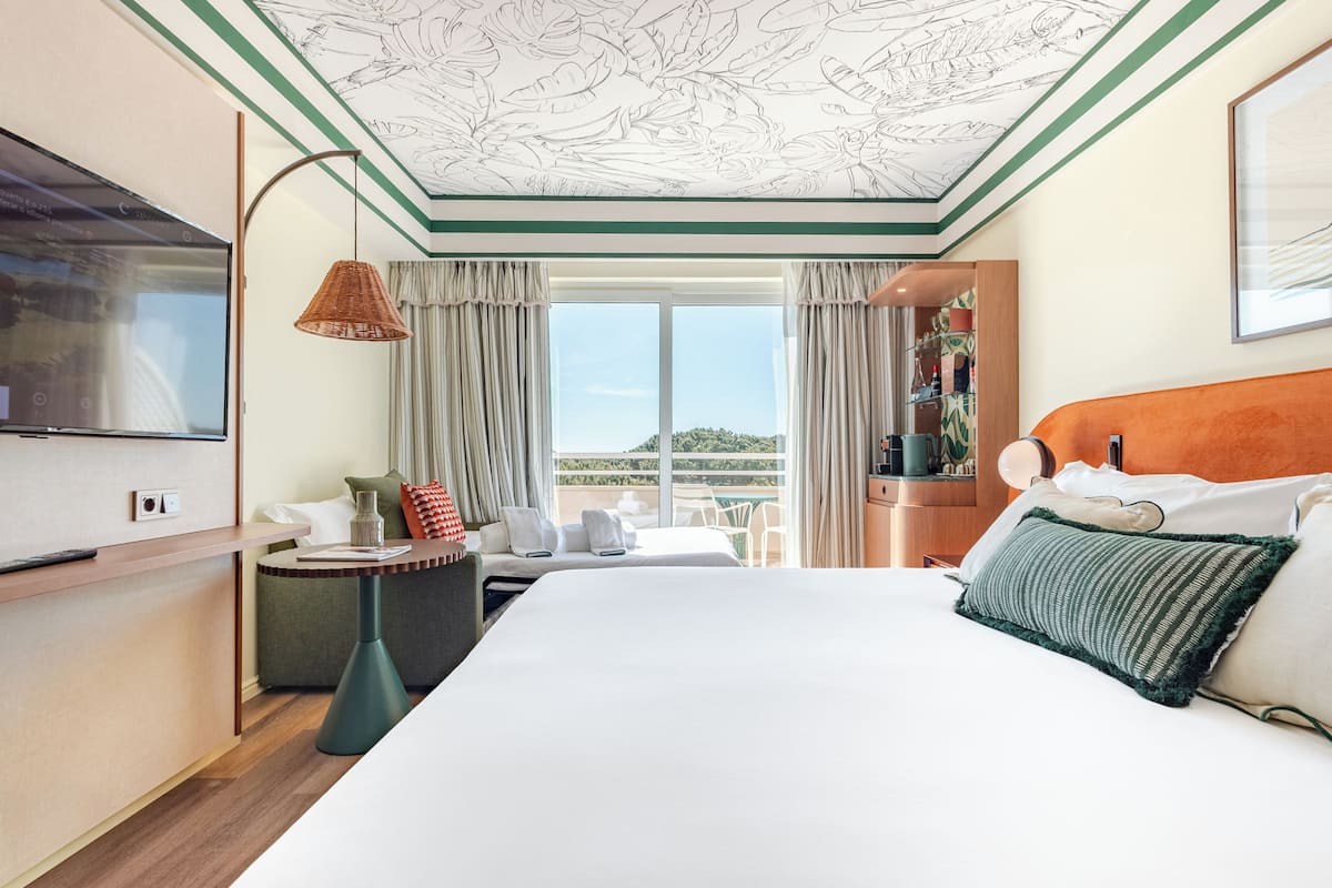 Chambre Triple Supérieure, balcon | Minibar, coffres-forts dans les chambres, bureau, rideaux occultants