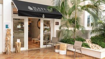 Body treatments, hydrotherapy, aromatherapy, facials, 2 treatment rooms