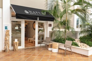 Body treatments, hydrotherapy, aromatherapy, facials, 2 treatment rooms