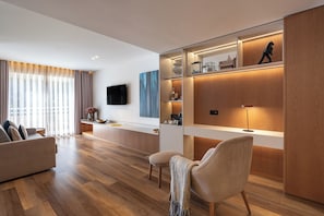 Suite Signature, balcone | Area soggiorno | TV a schermo piatto, film pay-per-view