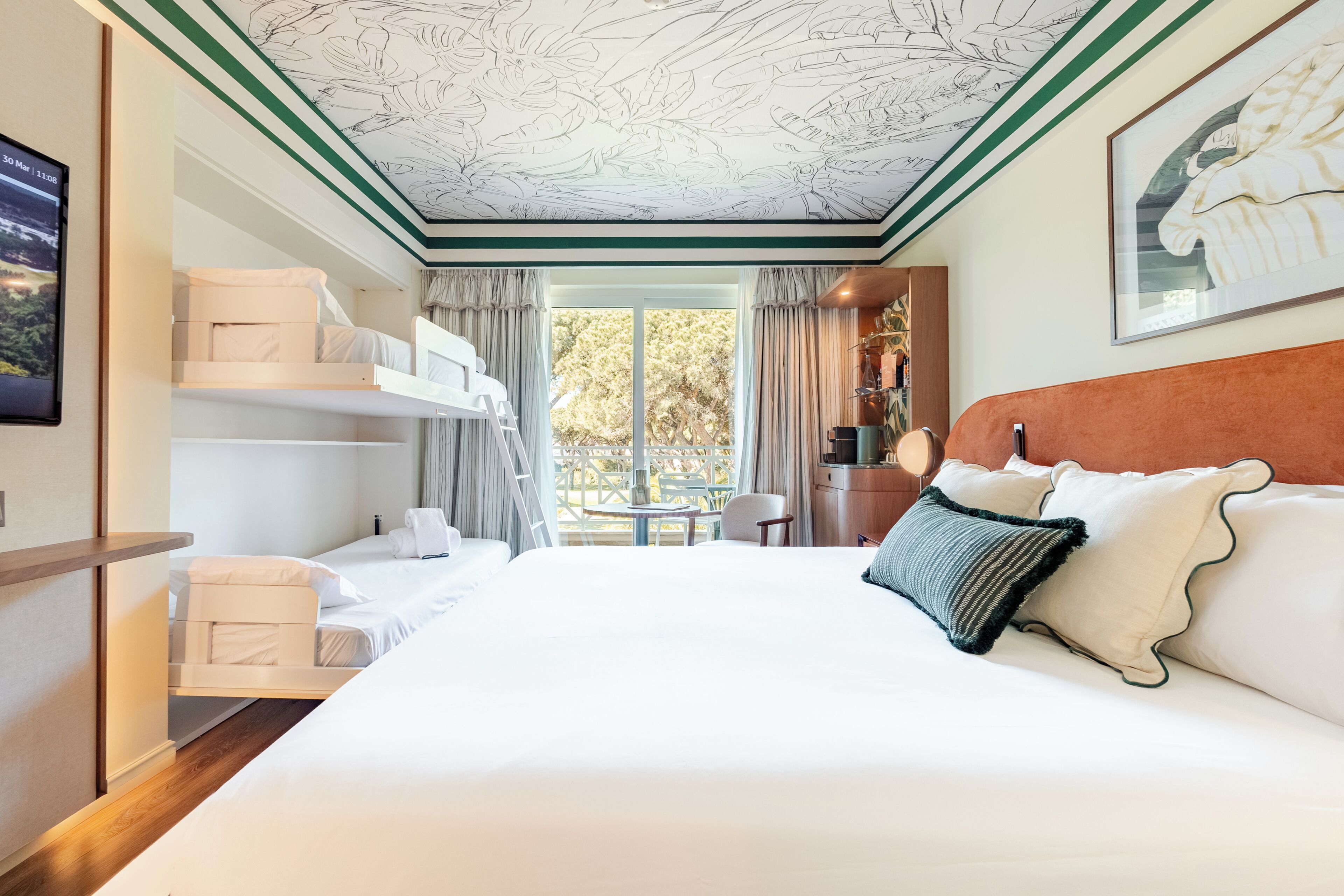 Chambre Familiale, balcon | Minibar, coffres-forts dans les chambres, bureau, rideaux occultants