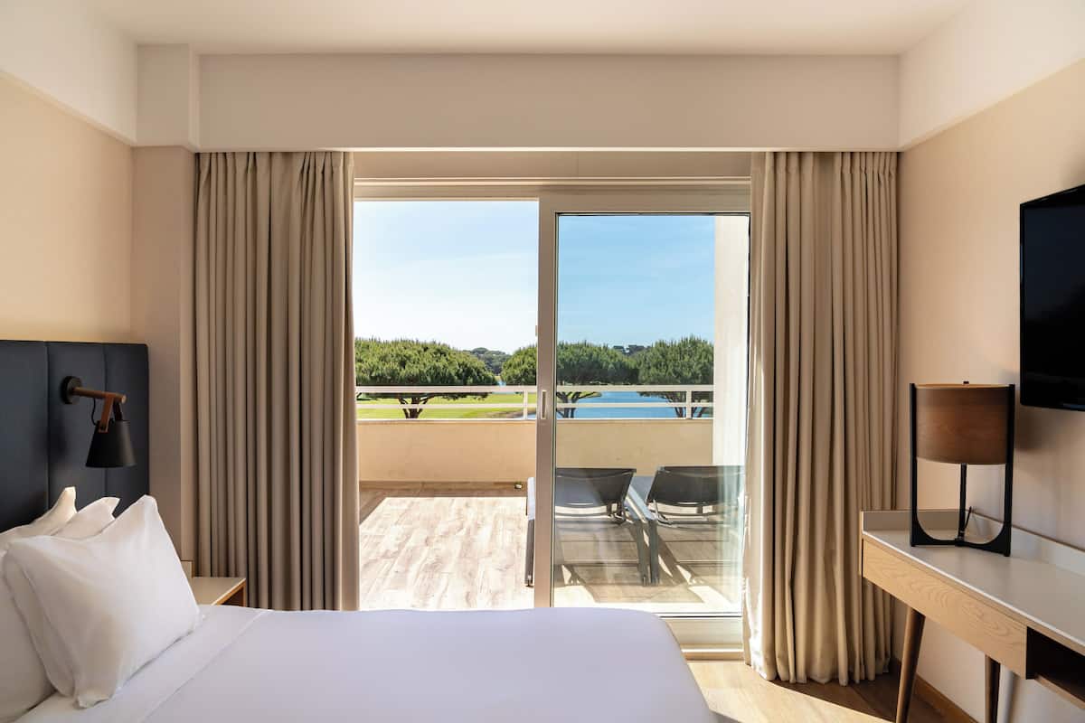 Suite, balcón | 1 habitación, minibar, caja de seguridad en la habitación y escritorio
