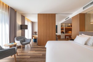 Minibar, caja de seguridad en la habitación y escritorio 