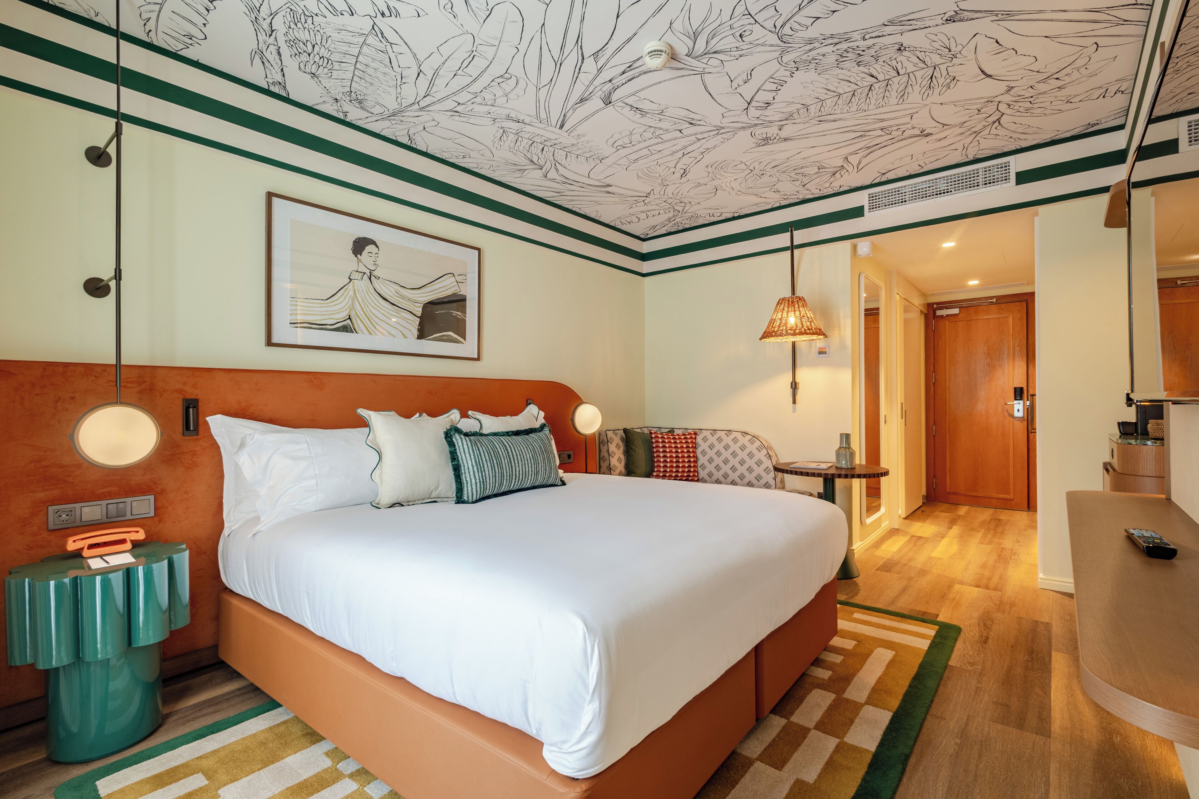 Minibar, Zimmersafe, Schreibtisch, Verdunkelungsvorhänge