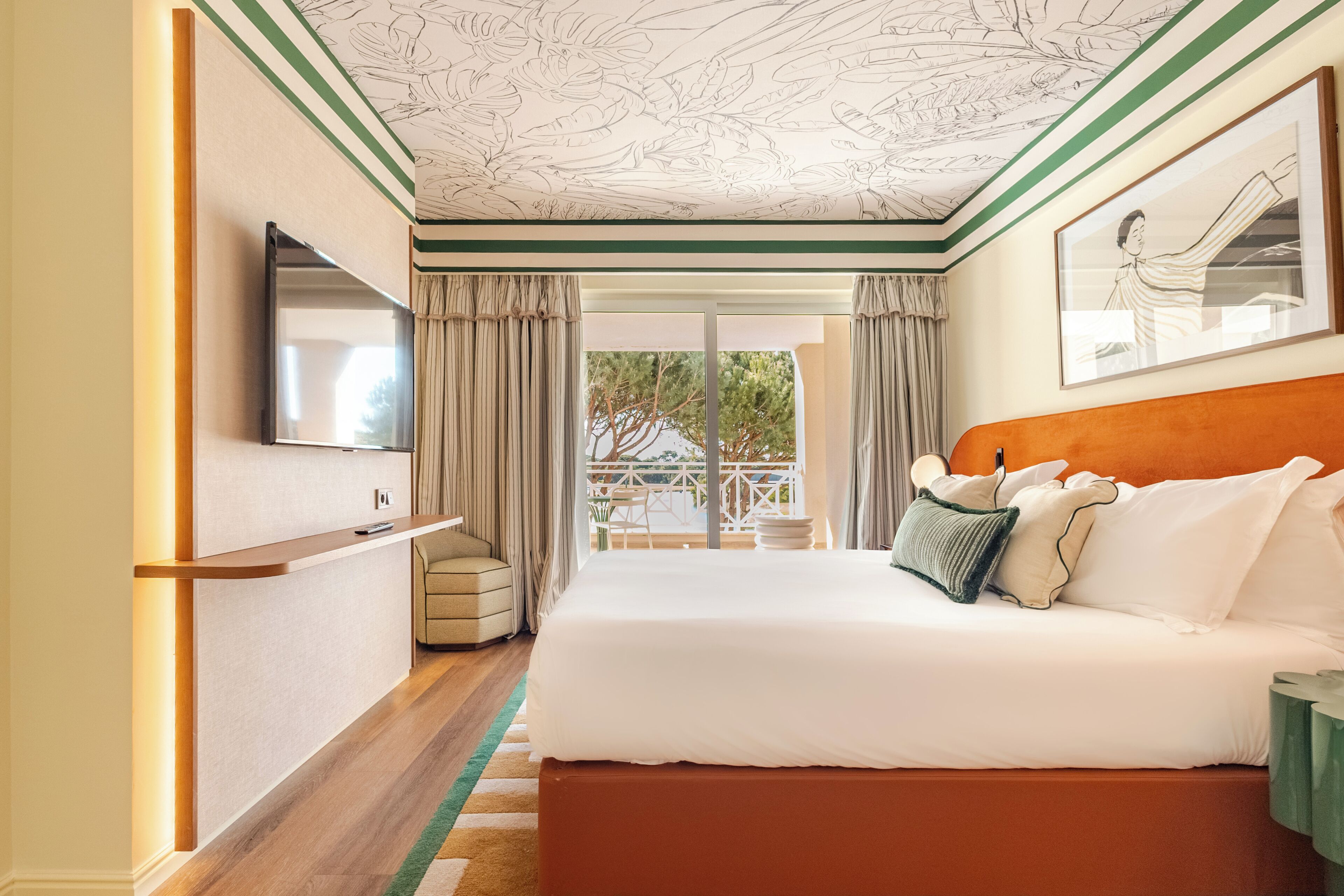 Minibar, coffres-forts dans les chambres, bureau, rideaux occultants