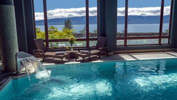 Piscine couverte, piscine extérieure, parasols de plage