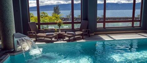 Piscina coberta, piscina a l'aire lliure i para-sols