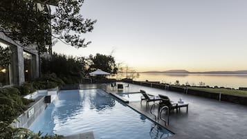Piscina coperta, piscina all'aperto, ombrelloni da piscina
