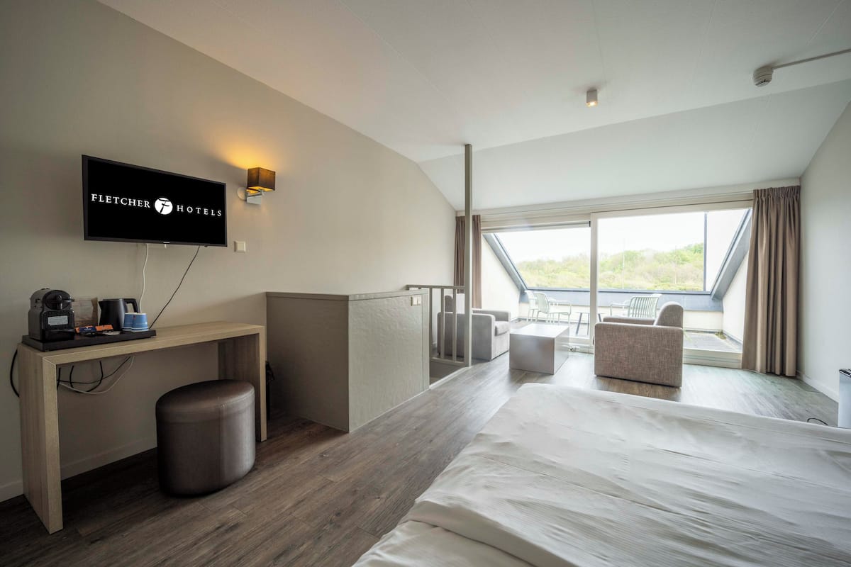 family suite, balcony (dune view) | premium bedding, in-room safe, desk, iron/ironing board