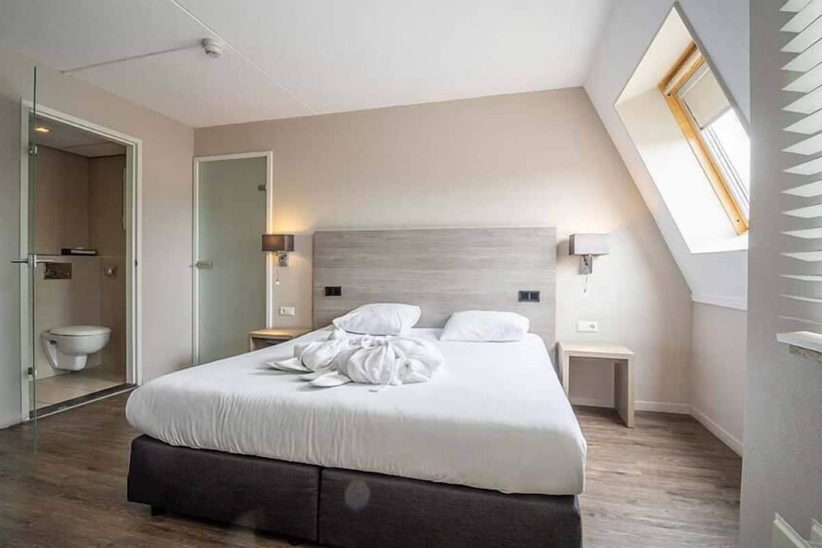 suite, balcony (spacious with dune view) | premium bedding, in-room safe, desk, iron/ironing board