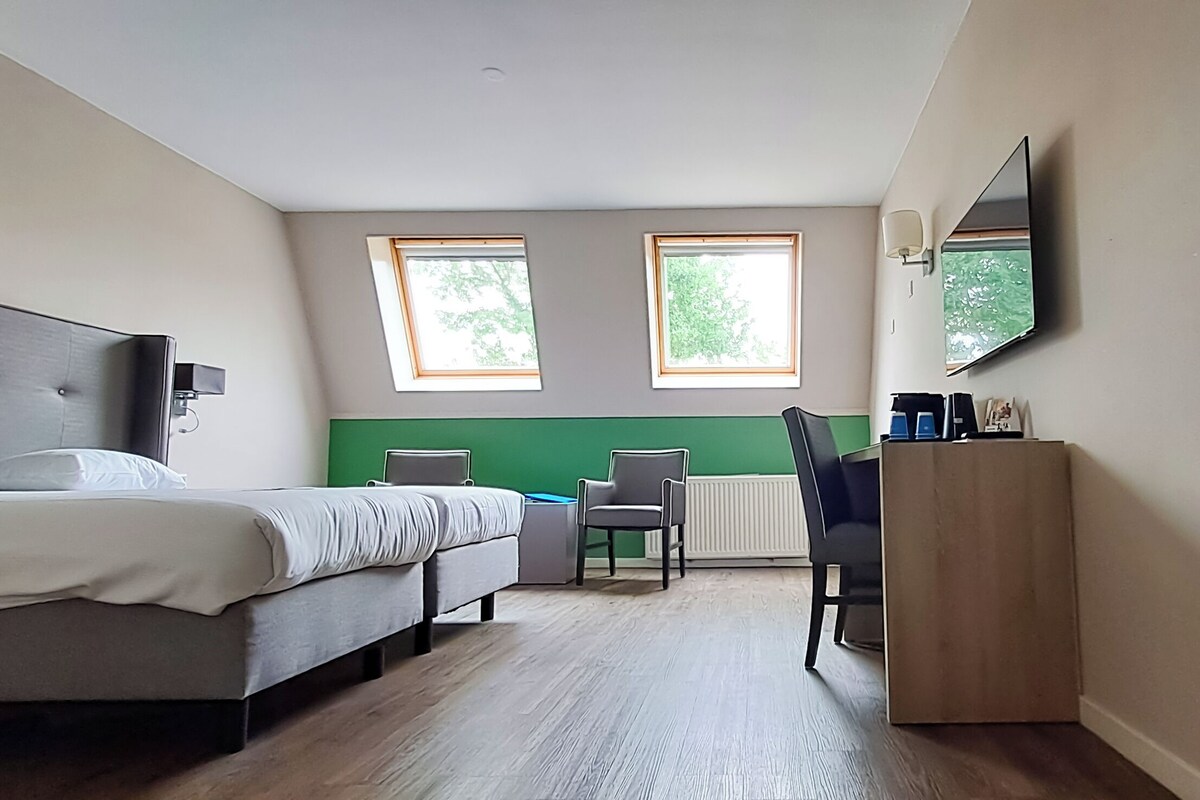 Habitación Confort doble | Ropa de cama de alta calidad, caja fuerte, escritorio