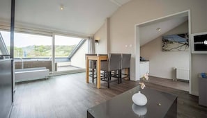 Suite, Balkon (Spacious with Dune view) | Badezimmer | Umweltfreundliche Kosmetikartikel, Haartrockner, Handtücher