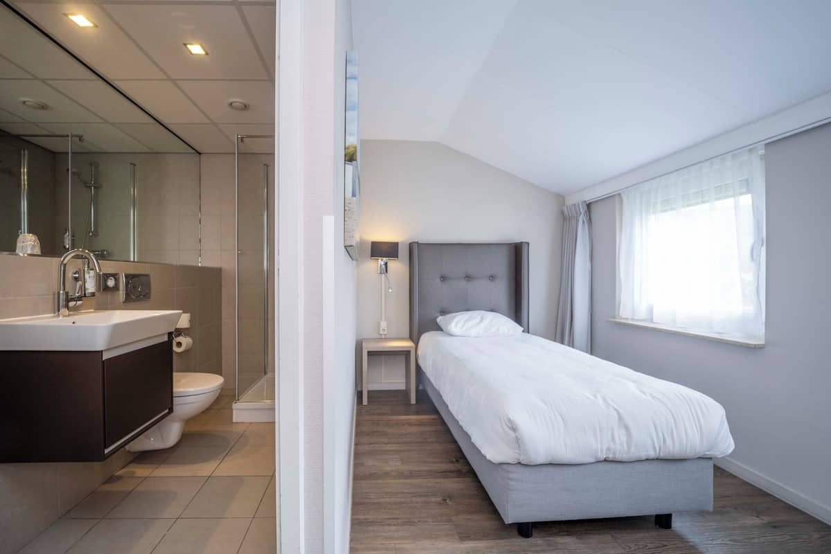 single room | premium bedding, in-room safe, desk, iron/ironing board