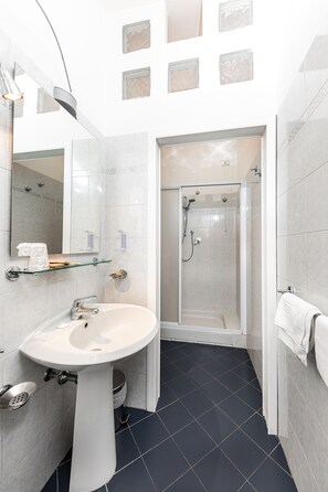 Economy Double Room | Bathroom | Free toiletries, hair dryer, bidet, towels
