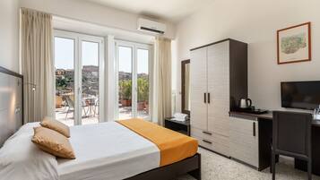 Superior Room, City View | Egyptian cotton sheets, premium bedding, minibar, in-room safe