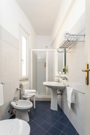 Economy Triple Room | Bathroom - Hotel Minerva (Siena)