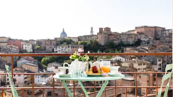 Standard Double Room, City View | Egyptian cotton sheets, premium bedding, minibar, in-room safe