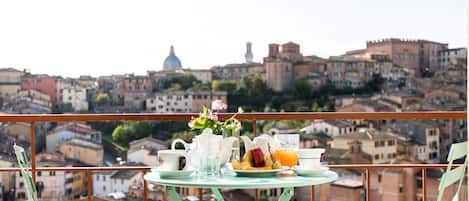 Standard Double Room, City View | Draps en coton égyptien, literie de qualité supérieure, minibar