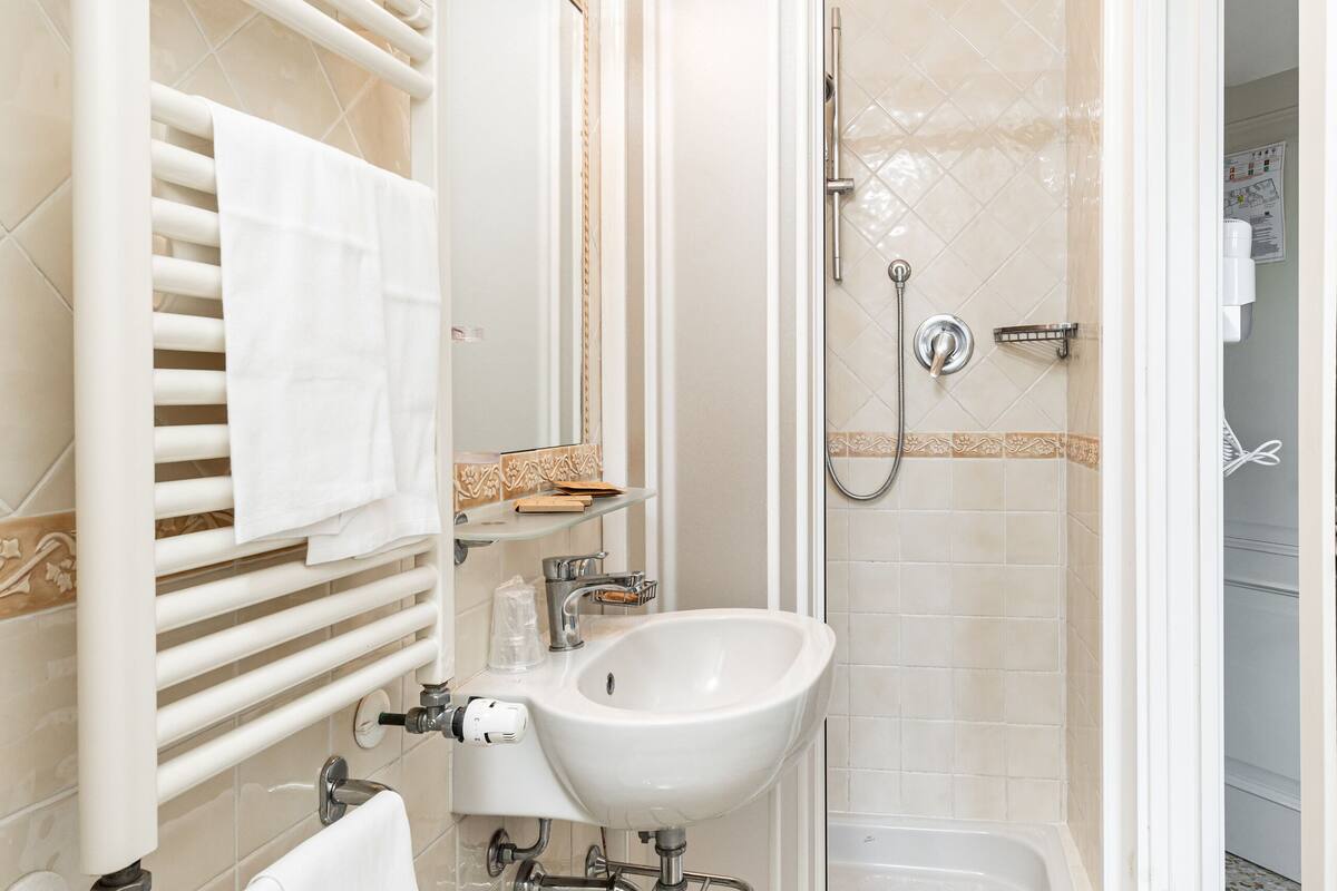 standard double room, city view | bathroom | free toiletries, hair dryer, bidet, towels