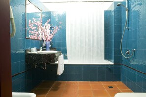 Combined shower/tub, deep soaking tub, free toiletries, hair dryer - Corona D'italia (Florence)