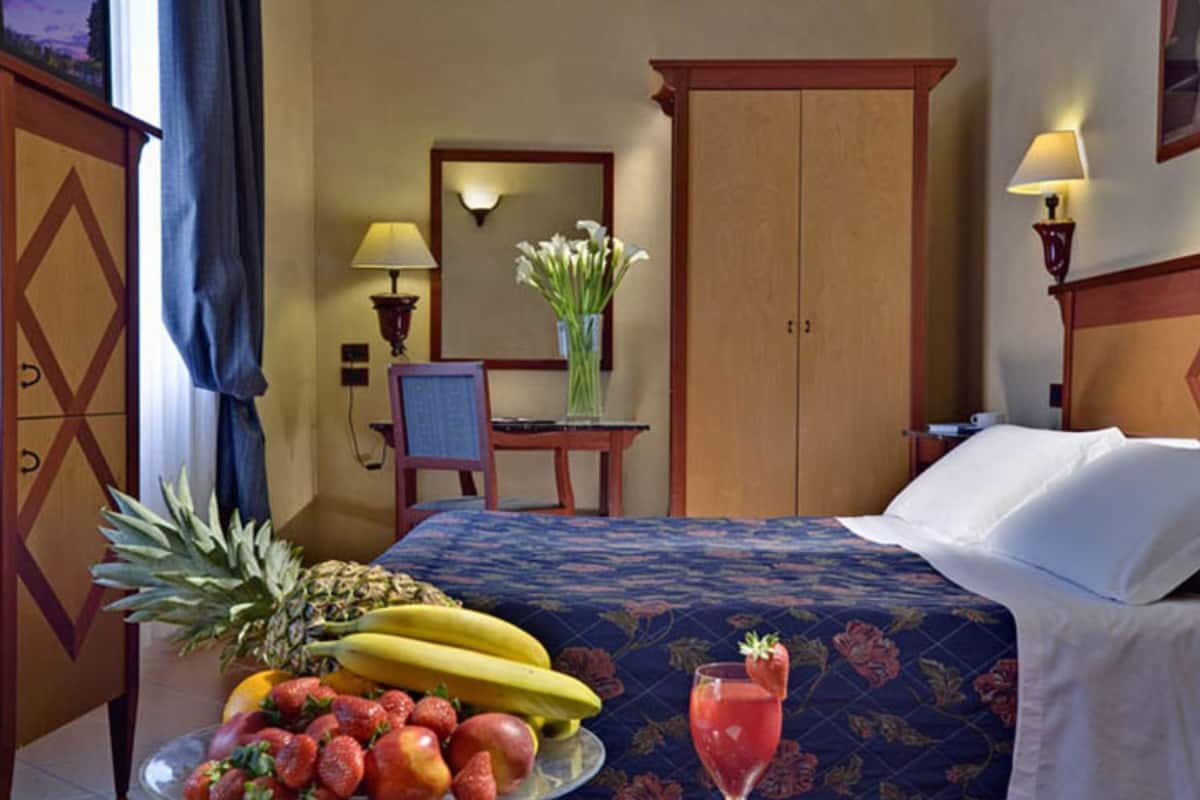 Minibar, coffres-forts dans les chambres, bureau, rideaux occultants