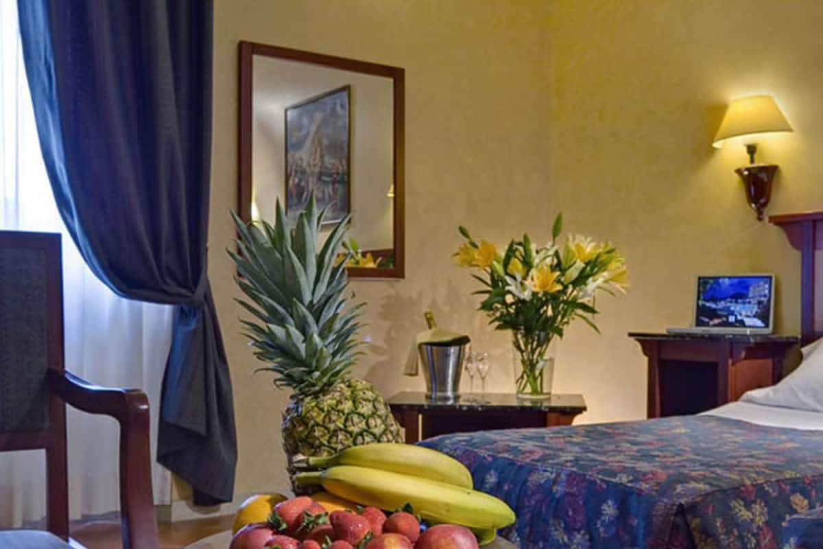 Minibar, coffres-forts dans les chambres, bureau, rideaux occultants