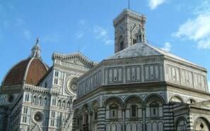 Exterior detail - Corona D'italia (Florence)
