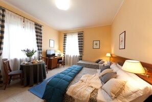 Habitación superior con 1 cama matrimonial o 2 individuales | Caja de seguridad en la habitación, muebles diferentes y escritorio 