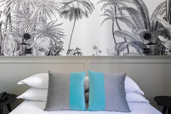 Minibar, brankas, meja kerja, dan kedap suara