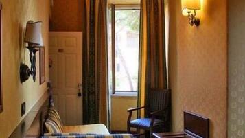 Minibar, caja de seguridad en la habitación y escritorio