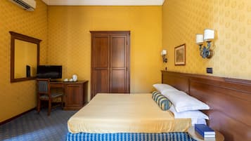 ميني بار وخزنة داخل الغرفة ومكتب وتجهيزات عازلة للصوت