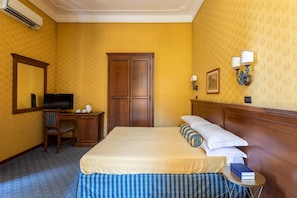 Minibar, pengeskab på værelset, skrivebord, lydisolering