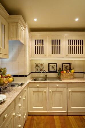 Réfrigérateur, micro-ondes, plaque de cuisson, cafetière/bouilloire