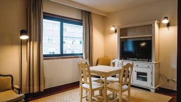 Televisión LCD y películas con cargo