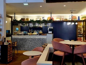 Café da manhã com buffet todos os dias mediante uma taxa